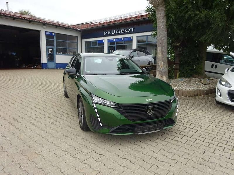 Lackierung olivgrün Gebraucht 2023 Peugeot 308 Active Kleinwagen | 21.980 € (Superpreis) - Bild 1/4