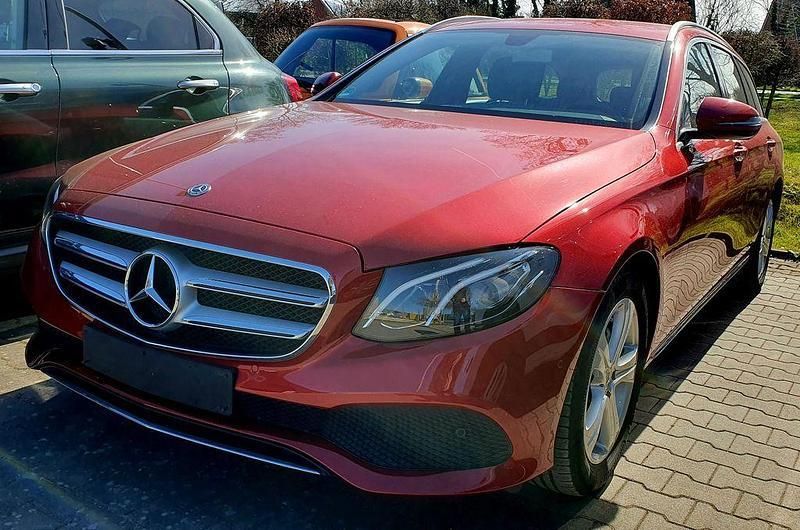 Hyazinth rot designo Gebraucht 2017 Mercedes E200 Avantgarde Kombi | 27.910 € (Etwas zu teuer) - Bild 1/4