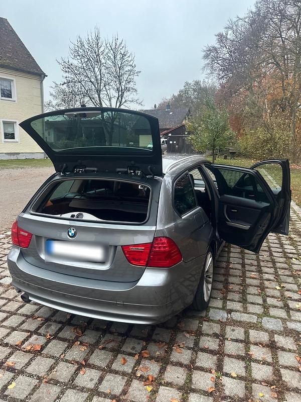 Gebraucht BMW 320 184 PS (135 kW) 2012 Grau Kombi
