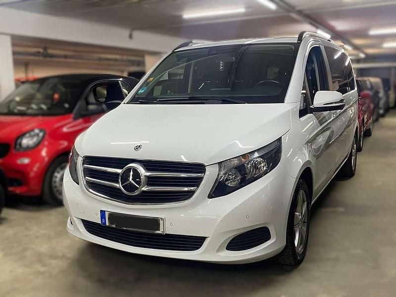 Bergkristallweiß metallic Gebraucht 2018 Mercedes V220 Edition Van / Kleinbus | 25.900 € (Superpreis) - Bild 1/4