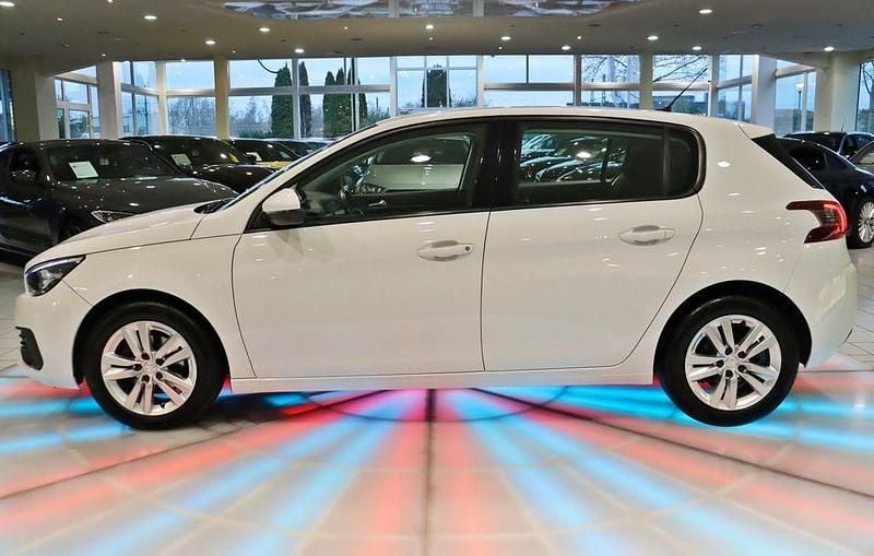 Gebraucht Peugeot 308 Active 131 PS (96 kW) 2021 Weiß Limousine