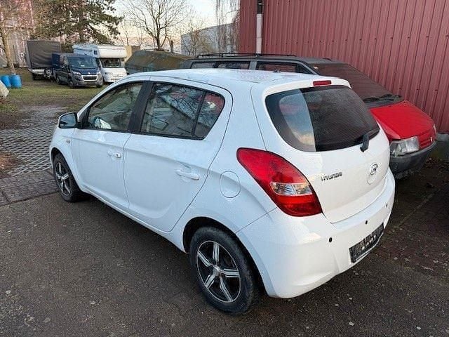 Gebraucht Hyundai i20 77 PS (56 kW) 2010 Weiß Kleinwagen