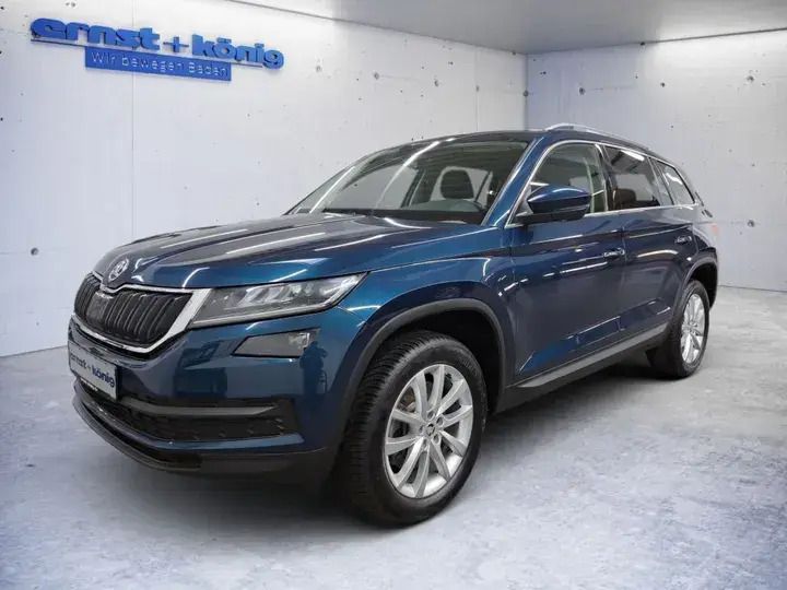 Lavablau metallic (metallic) Gebraucht 2021 Skoda Kodiaq Style SUV | 33.590 € (Fairer Preis) - Bild 1/4
