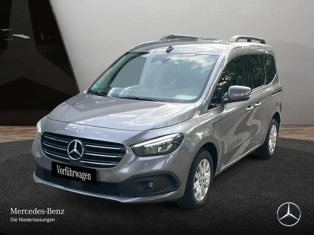 Gebraucht Mercedes T180 Progressive 131 PS (96 kW) 2025 Grau Van / Kleinbus