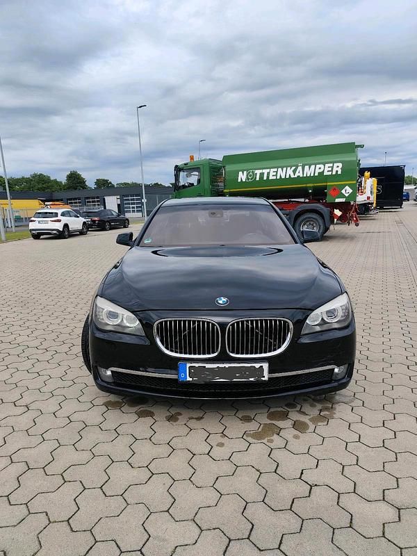 Schwarz Gebraucht 2009 BMW 740 Limousine | 10.999 € - Bild 1/4
