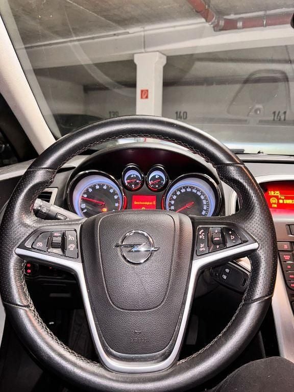 Weiß Gebraucht 2012 Opel Astra GTC Limousine | 4.900 € (Fairer Preis) - Bild 1/4
