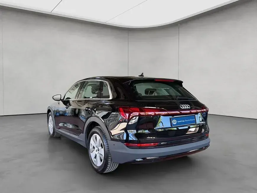 Gebraucht Audi e-tron Basis 230 kW (313 PS) 2022 Schwarz SUV