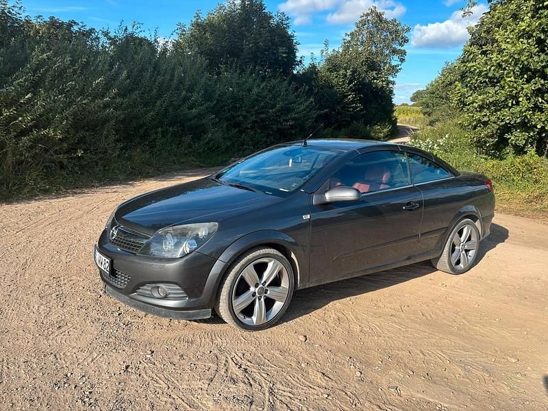 Grau Gebraucht 2009 Opel Astra Cabriolet Cabrio | 3.900 € (Fairer Preis) - Bild 1/4