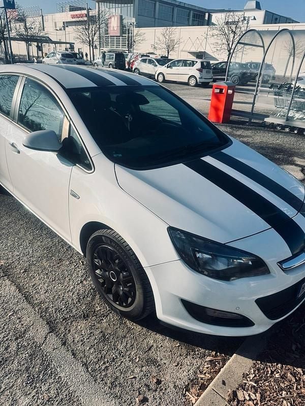 Weiß Gebraucht 2015 Opel Astra Kombi | 4.200 € (Guter Preis) - Bild 1/4