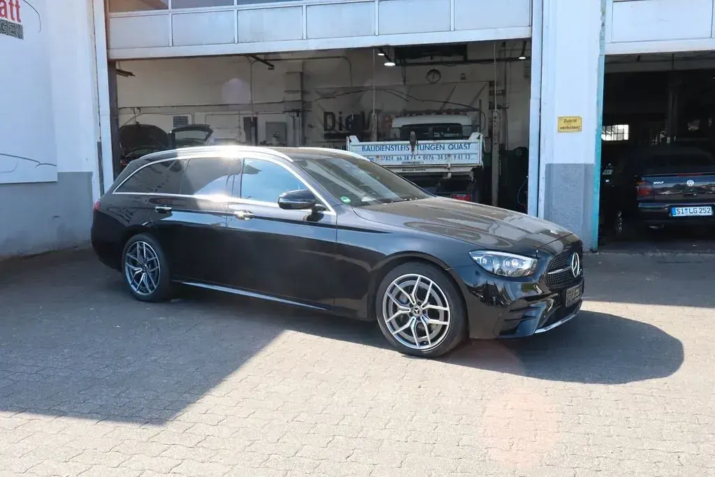 Second-hand Mercedes E300 265 CP (194 kW) 2023 Negru Break