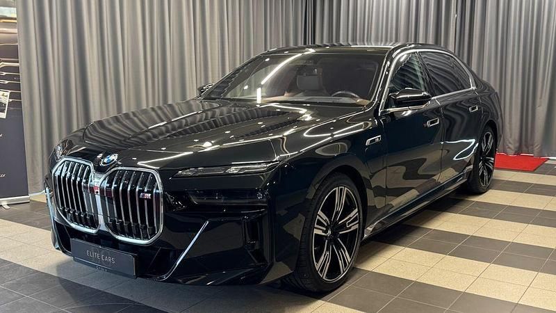 Gebraucht BMW M760e Performance 571 PS (419 kW) 2024 Schwarz Limousine