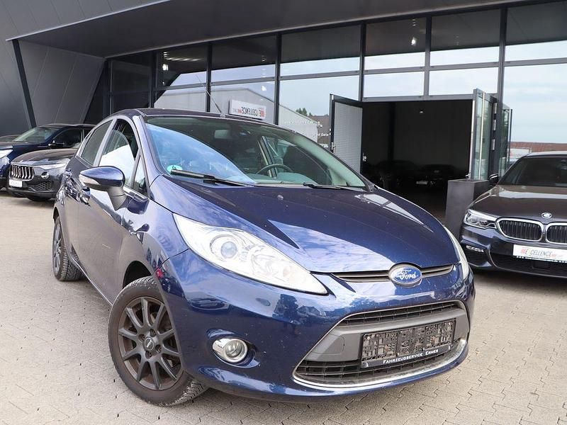 Atlantikblau metallic Gebraucht 2011 Ford Fiesta Titanium Kleinwagen | 1.702 € (Superpreis) - Bild 1/4