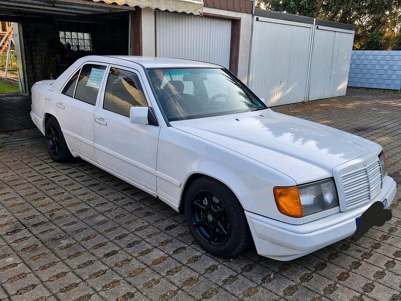 Gebraucht Mercedes E230 131 PS (96 kW) 1988 Weiß Limousine