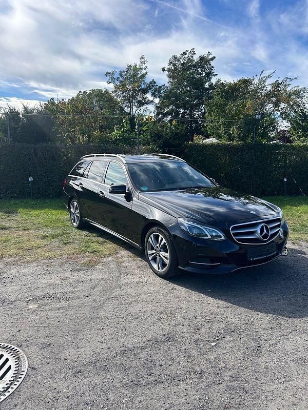Schwarz Gebraucht 2017 Mercedes E220 Kombi | 13.700 € (Superpreis) - Bild 1/4