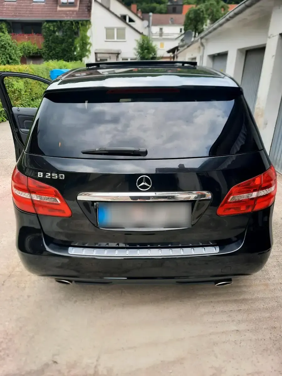 Gebraucht Mercedes B250 211 PS (155 kW) 2013 Schwarz Kleinwagen