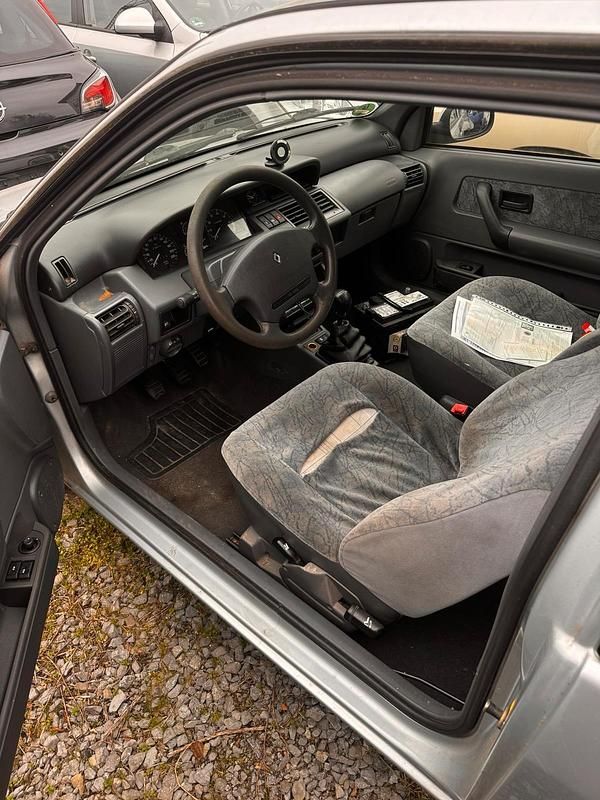 Gebraucht Renault Clio 75 PS (55 kW) 1997 Silber Kleinwagen