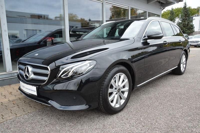 Schwarz Gebraucht 2018 Mercedes E200 Avantgarde Limousine | 22.990 € (Guter Preis) - Bild 1/4