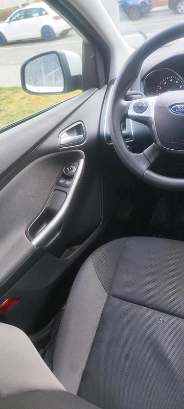 Gebraucht Ford Focus 125 PS (91 kW) 2014 Weiß Limousine