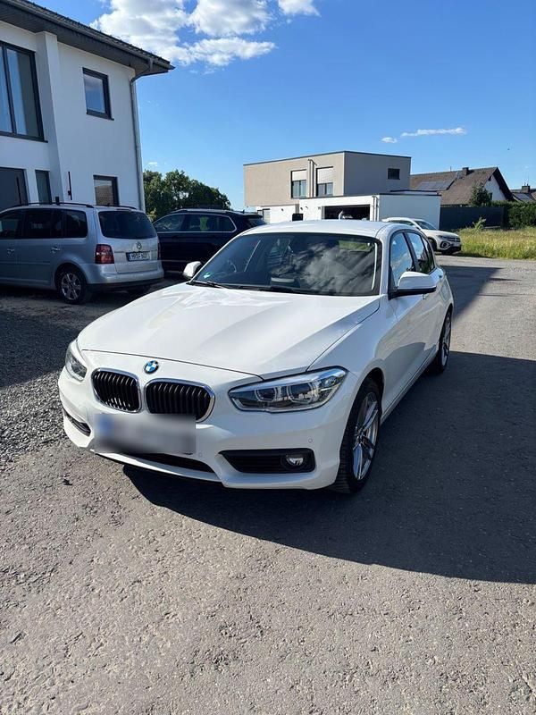 Weiß Gebraucht 2017 BMW 120 Urban Line Kleinwagen | 13.900 € (Superpreis) - Bild 1/4