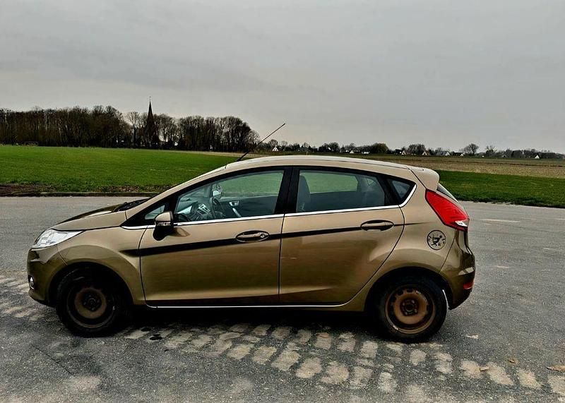 Gebraucht Ford Fiesta Titanium 82 PS (60 kW) 2012 Beige Kleinwagen