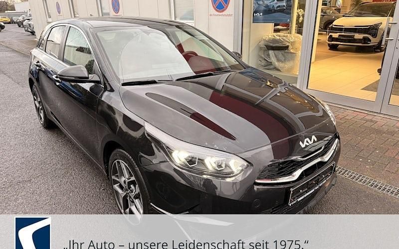 Neu Kia Ceed 101 PS (74 kW) 2025 Schwarz Kleinwagen