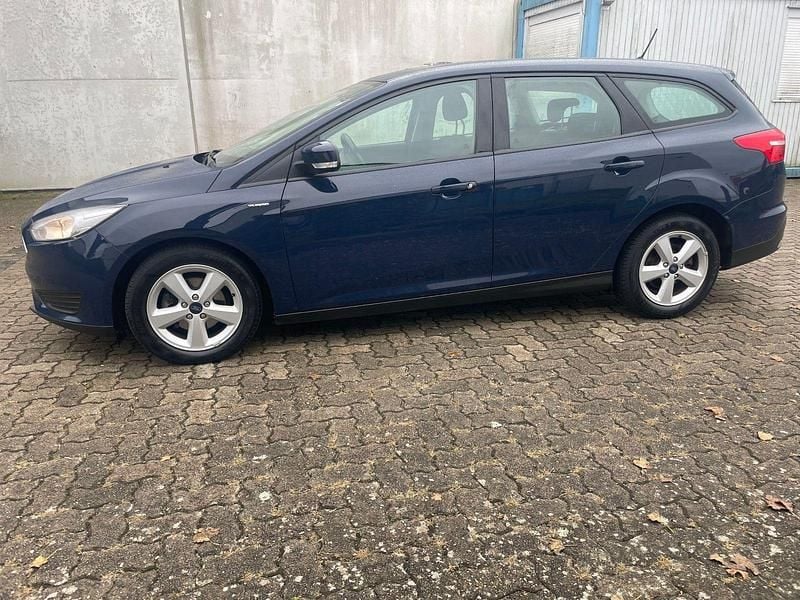 Blau Gebraucht 2017 Ford Focus Trend Kombi | 6.000 € (Fairer Preis) - Bild 1/4