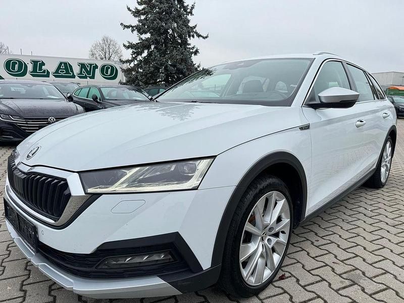 Weiß Gebraucht 2022 Skoda Octavia Scout 4x4 Limousine | 17.620 € - Bild 1/4