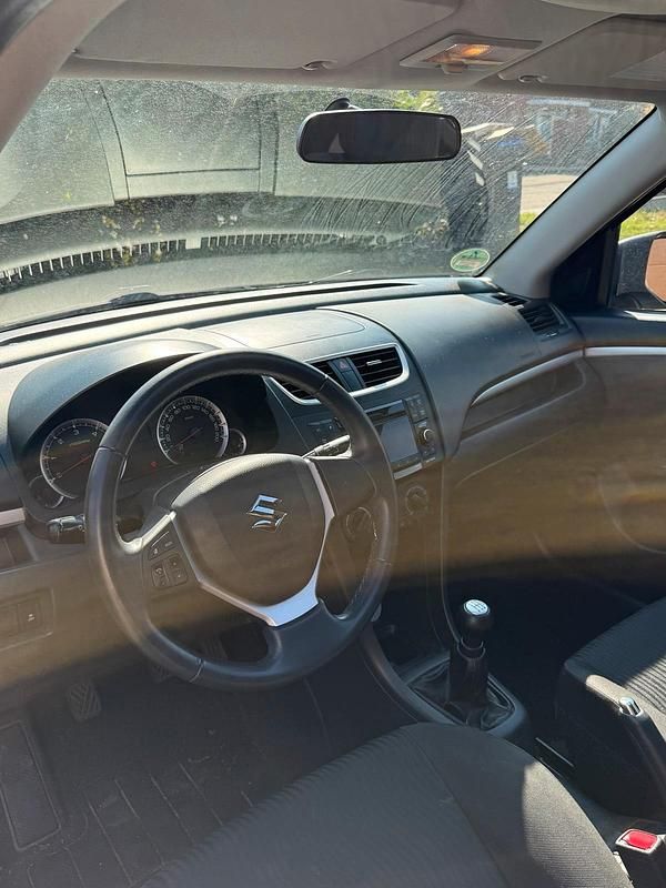 Gebraucht Suzuki Swift 75 PS (55 kW) 2013 Silber Kleinwagen