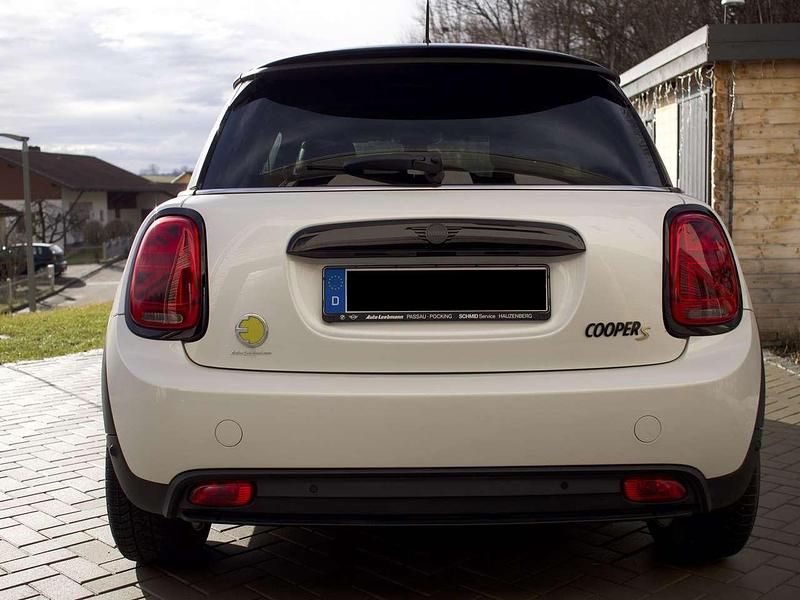 Gebraucht Mini Cooper SE Classic 135 kW (184 PS) 2023 Weiß Kleinwagen