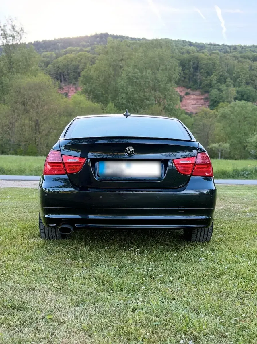 Używany BMW 320 170 KM (125 kW) 2009 Czarny Sedan/Limuzyna
