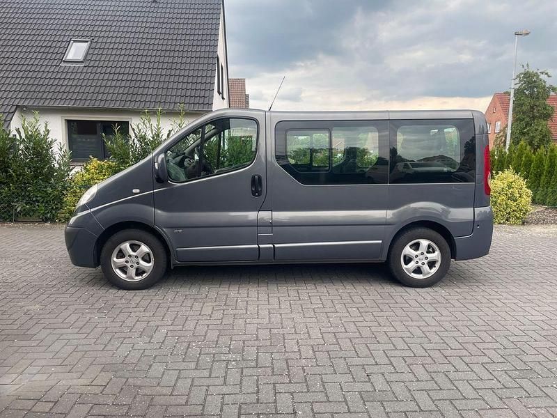 Grau Gebraucht 2011 Opel Vivaro Cosmo Van | 15.490 € (Etwas zu teuer) - Bild 1/4