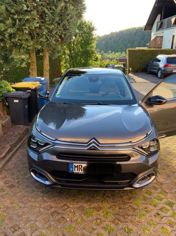 Grau Gebraucht 2024 Citroën C4 PureTech Limousine | 23.499 € (Etwas zu teuer) - Bild 1/4