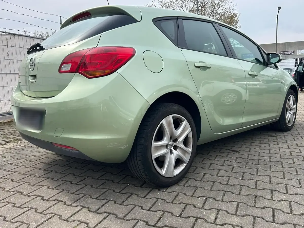 Używany Opel Astra 115 KM (84 kW) 2012 Hatchback