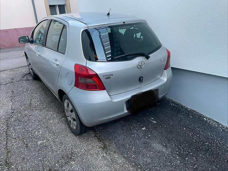 Gebraucht Toyota Yaris 70 PS (51 kW) 2006 Silber Kleinwagen