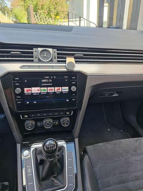 Rot Gebraucht 2017 VW Passat Comfortline Kombi | 13.800 € (Guter Preis) - Bild 1/4