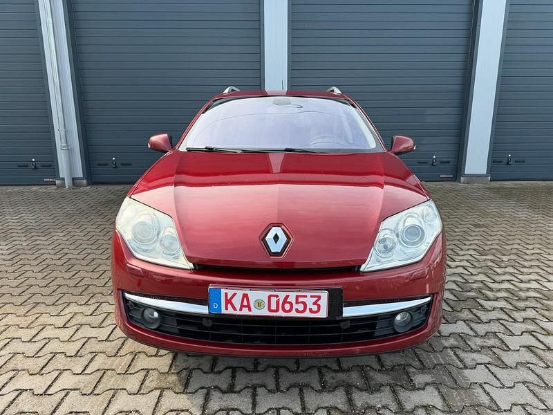 Gebraucht Renault Laguna GrandTour Initiale 150 PS (110 kW) 2010 Rot Kombi