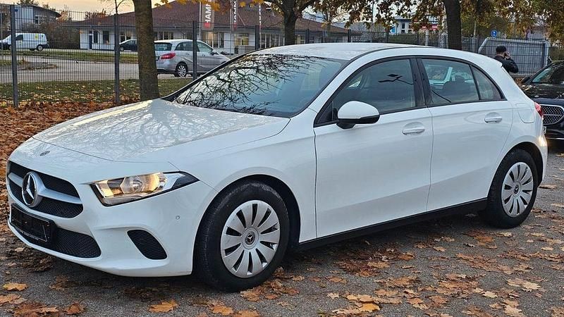Gebraucht Mercedes A180 116 PS (85 kW) 2022 Weiß Limousine