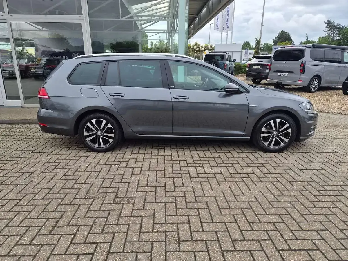 Gebraucht VW Golf VIII IQ Drive 131 PS (96 kW) 2020 Indiumgrau metallic Kombi