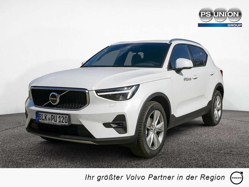 Weiss / crystal weiss Gebraucht 2023 Volvo XC40 Core SUV | 32.490 € (Fairer Preis) - Bild 1/4