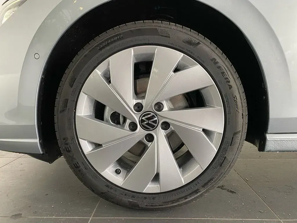 Gebraucht VW Golf VIII 150 PS (110 kW) 2026 Oyster silver metallic Kombi