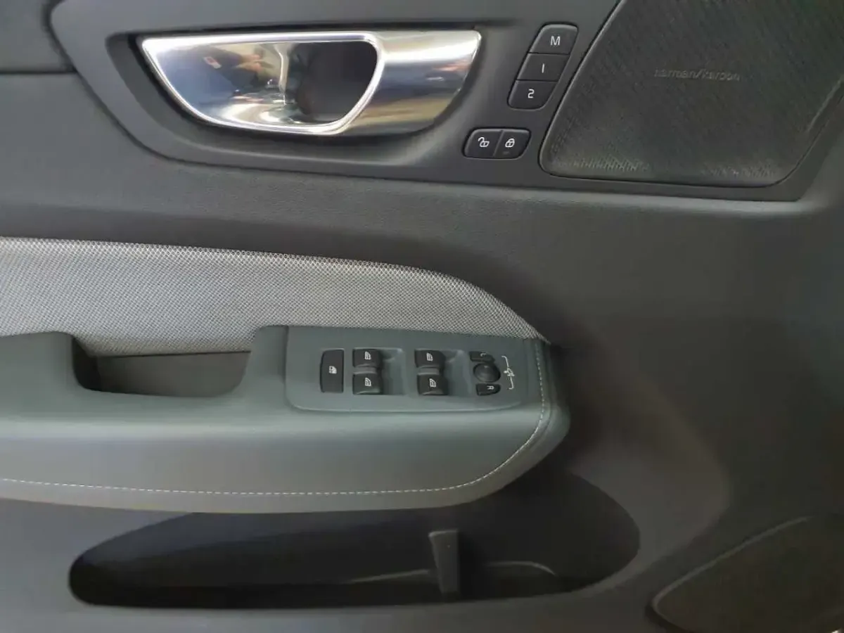 Gebraucht Volvo XC60 R-Design 197 PS (144 kW) 2022 Black stone SUV