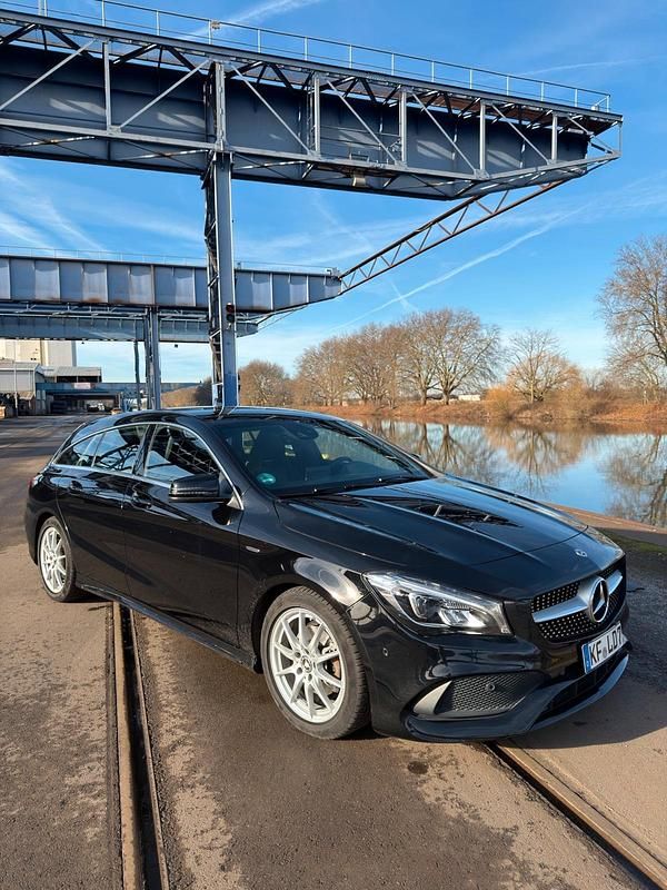 Schwarz Gebraucht 2018 Mercedes CLA180 Shooting Brake AMG line Kombi | 18.990 € (Guter Preis) - Bild 1/4