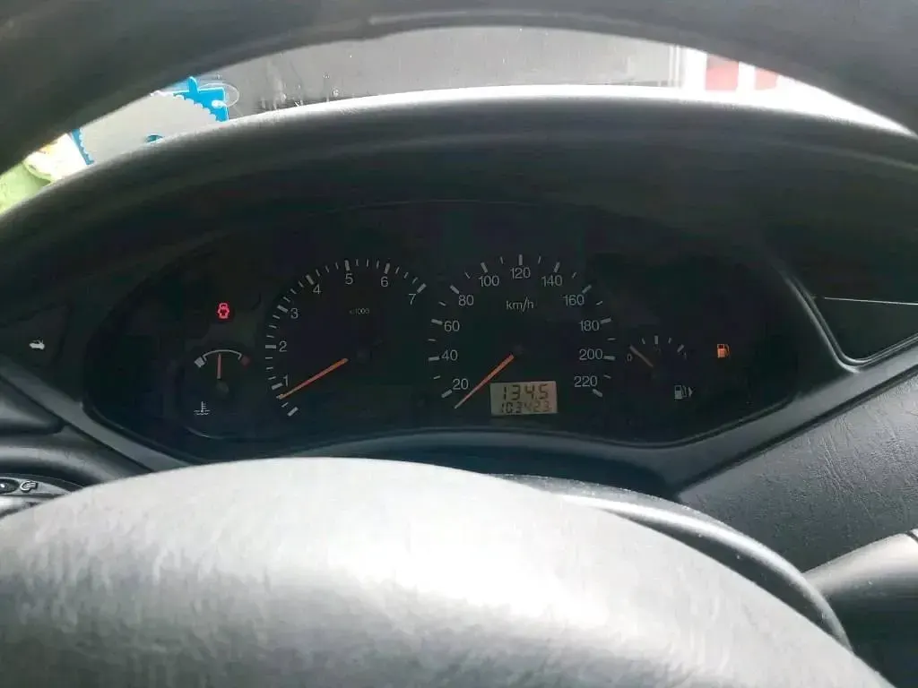 Usado Ford Focus 75 CV (55 kW) 2002 Rojo Familiar