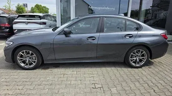 Używany BMW 330e Advantage 252 KM (185 kW) 2020 Szary Sedan/Limuzyna