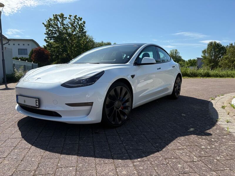 Weiß Gebraucht 2022 Tesla Model 3 Performance Limousine | 34.000 € (Etwas zu teuer) - Bild 1/4