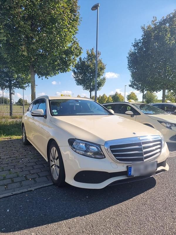 Beige Gebraucht 2019 Mercedes E200 Kombi | 11.900 € - Bild 1/4