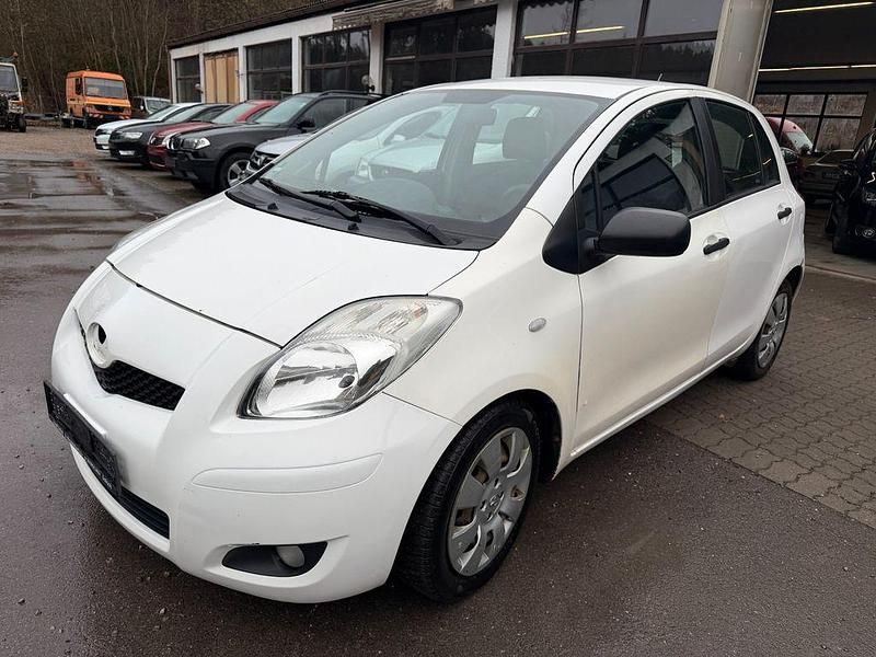 Gebraucht Toyota Yaris Cool 90 PS (66 kW) 2010 Weiß Kleinwagen
