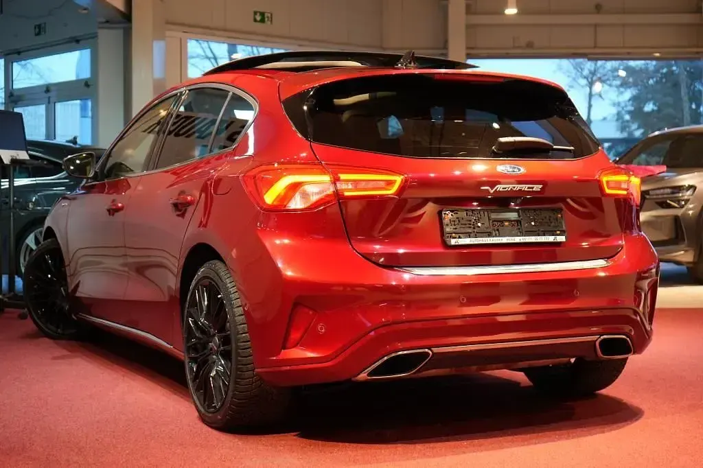 Używany Ford Focus Vignale 182 KM (133 kW) 2020 Czerwony Sedan/Limuzyna