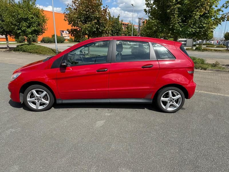 Rot Gebraucht 2006 Mercedes B150 Van / Kleinbus | 3.900 € (Fairer Preis) - Bild 1/4
