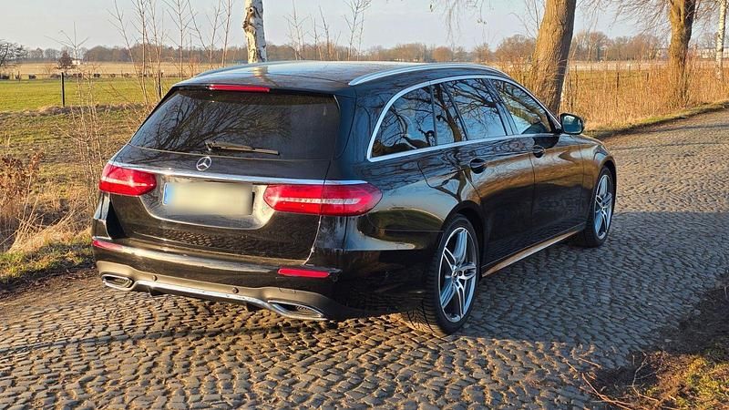 Gebraucht Mercedes E220 AMG 194 PS (142 kW) 2018 Schwarz Kombi